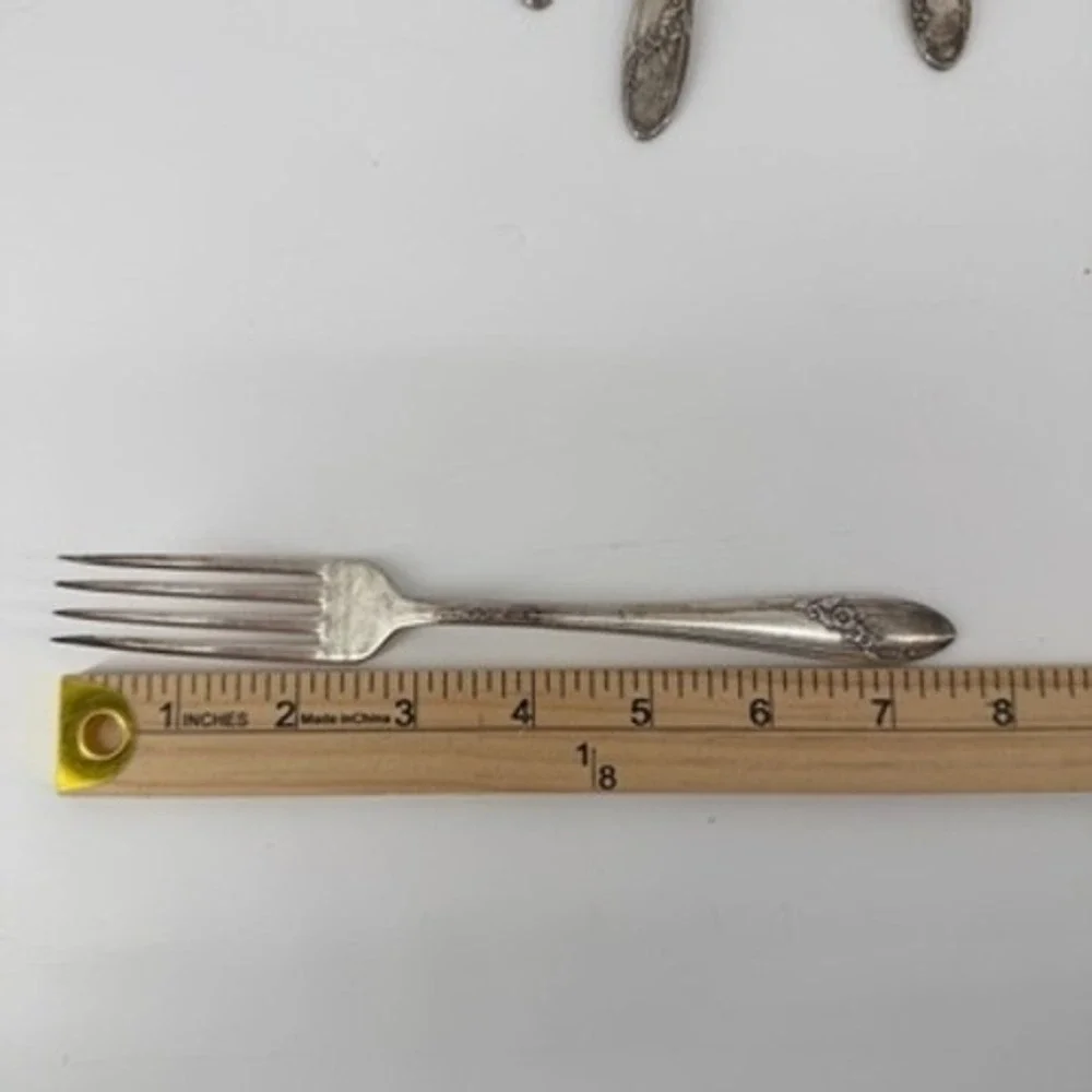 Oneida Community Tudor Silverplate Queen Bess II Flatware Set 11pc Floral 1946